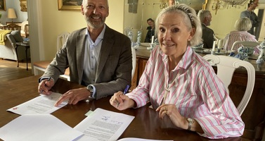 Ejer af Dyrehavegård, Annette W.E. von Arnold, underskriver aftalen, der beskytter 34 hektar jord mod brug af pesticider, med adm. direktør i Fors A/S, Michael Brandt.
