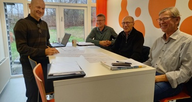 Til venstre ses produktionsdirektør i Fors A/S, Henrik Correll. Til højre ses Henrik Engquist, Jens Sørensen, formand og Henrik Høgstrup fra Vindinge Vandværk.